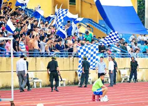 Nhóm CĐV CLB Hà Nội tới sân ủng hộ đội nhà.